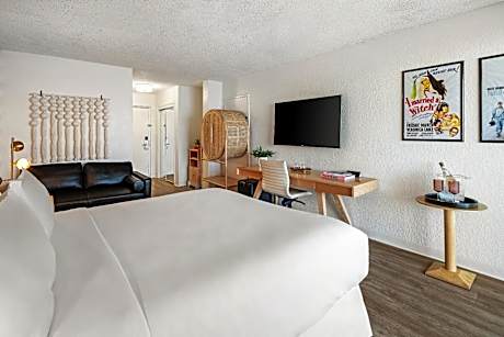 King Room with King Bed and Balcony - Bayfront/Non-Smoking