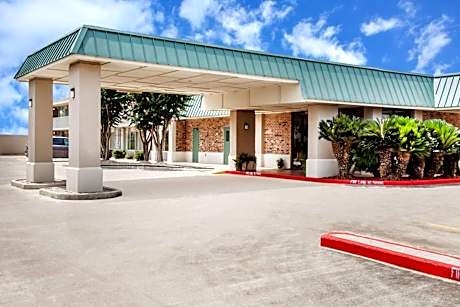 Days Inn by Wyndham Seguin TX
