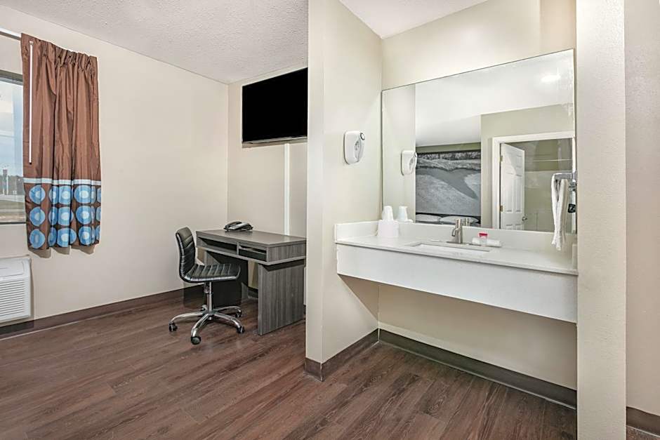 Super 8 by Wyndham Moss Point