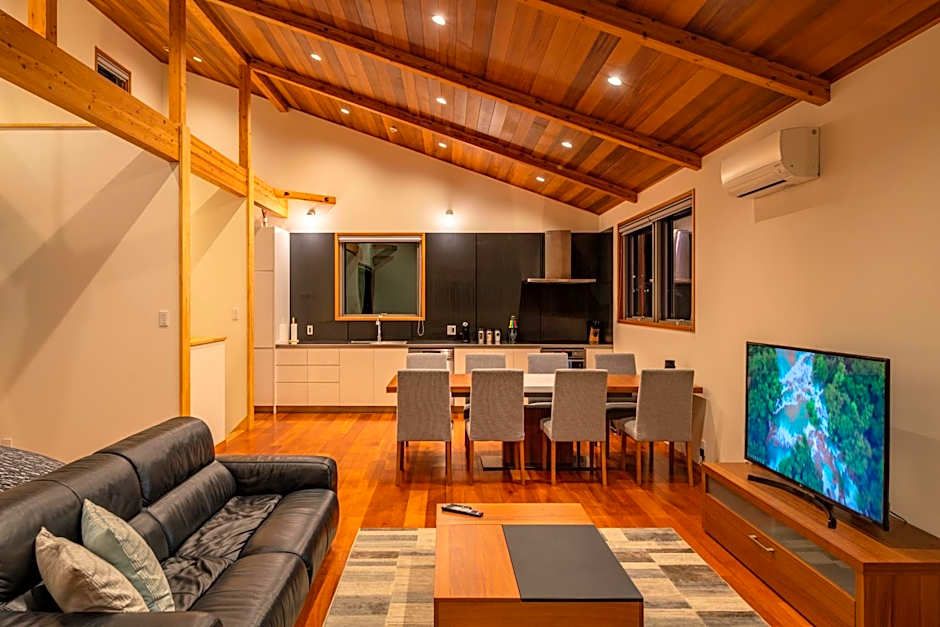 Bluebird Chalets by The Hakuba Collection