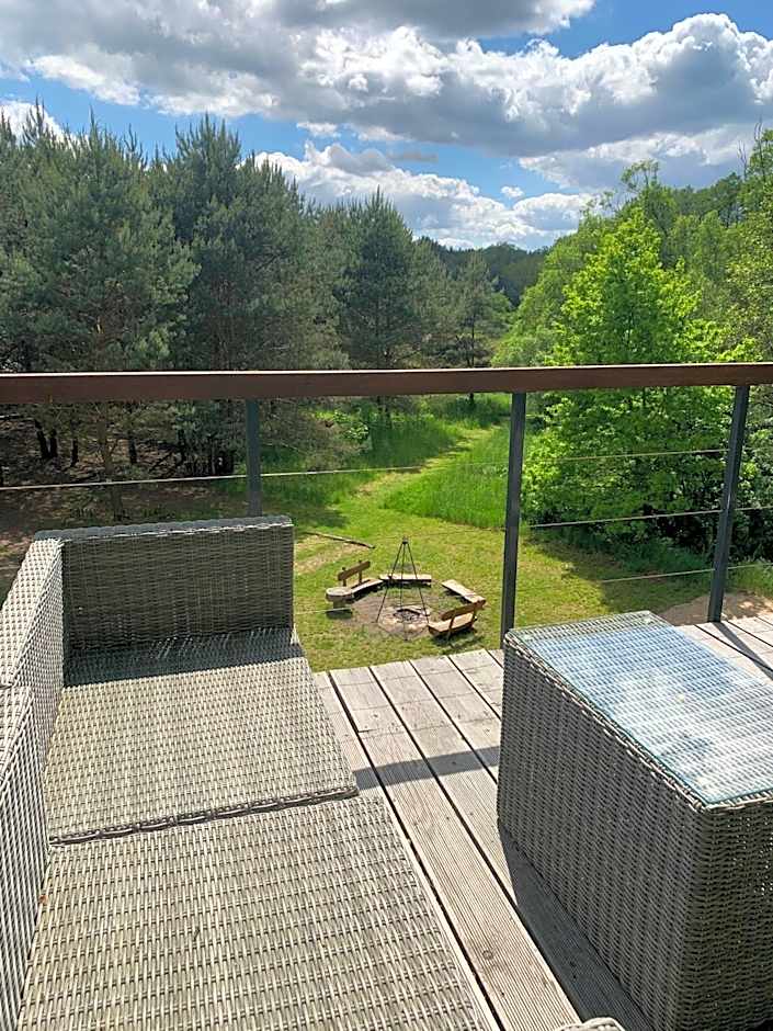 Domek na drzewie w Dolinie Uradu