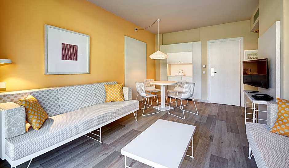 APARTMENT STANDARD 2 ADULTS + 2 YOUNG — 3 fotoğraftan 1. fotoğraf