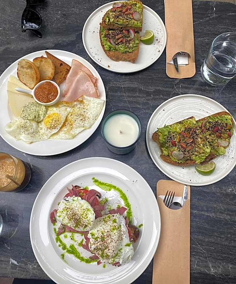 DWELL - Elegant City Stay