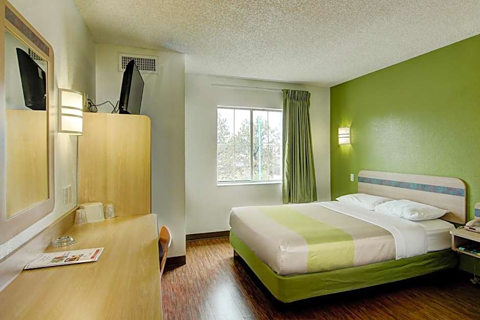 Super 8 by Wyndham Aurora East