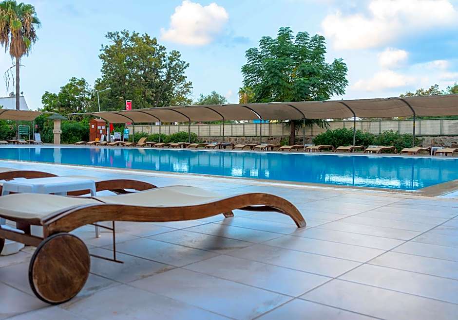 ARMAS GREEN FUGLA BEACH