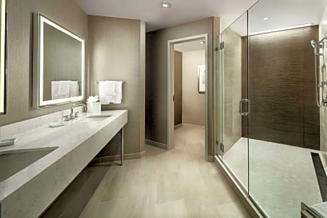 King Junior Suite Panoramic Skyline View