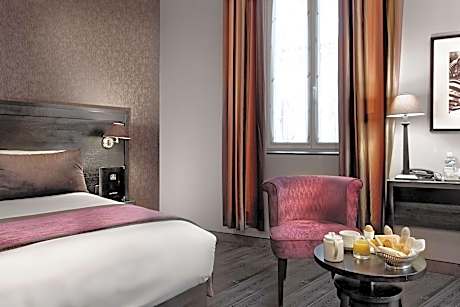 Queen Junior Suite with Balcony - Non-Smoking