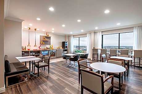 Wascana, Suite, 1 Queen, Sofa bed