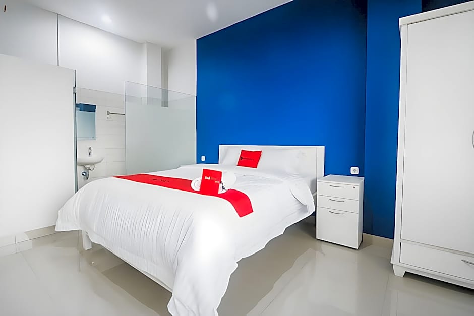 RedDoorz Plus near Living Plaza Jababeka