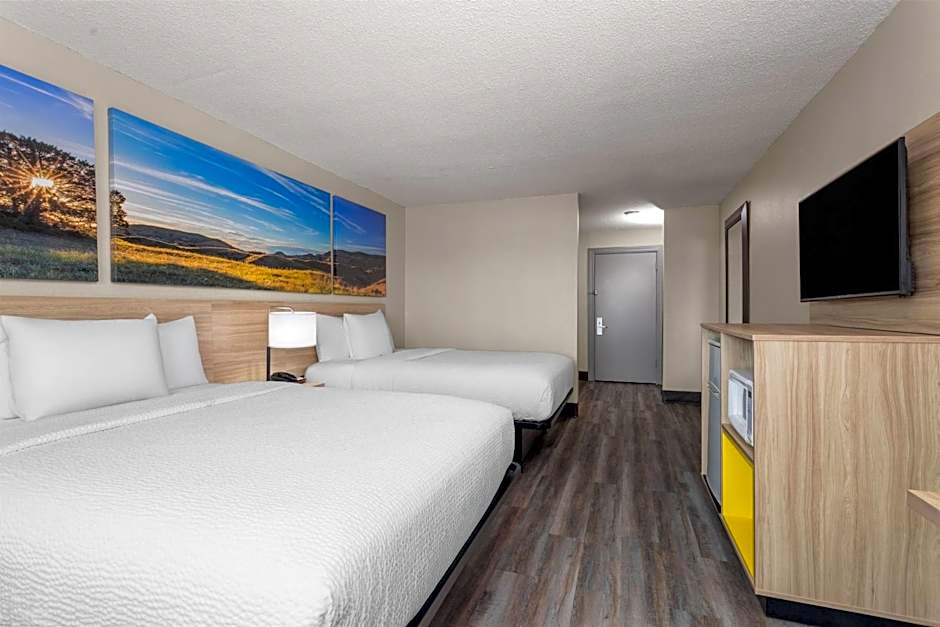 Days Inn and Suites by Wyndham Hammond, IN