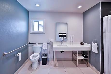 King Room with Roll-In Shower - Disability Access/Non Smoking/Exterior Hall