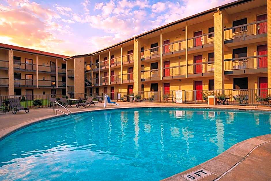Red Roof Inn & Suites Houston - Hobby Airport