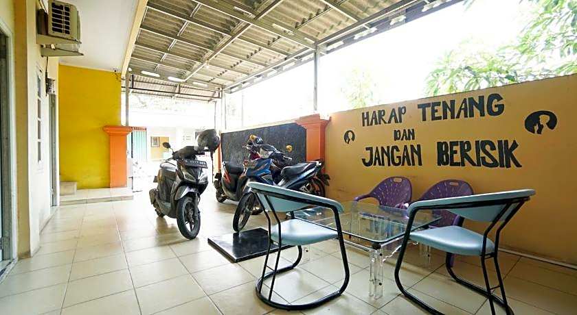 Mahkota Sivali near Soekarno Hatta Airport Mitra RedDoorz