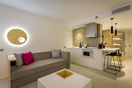 Junior Suite, Courtyard View (1 Twin Bed and 1 Double Bed)