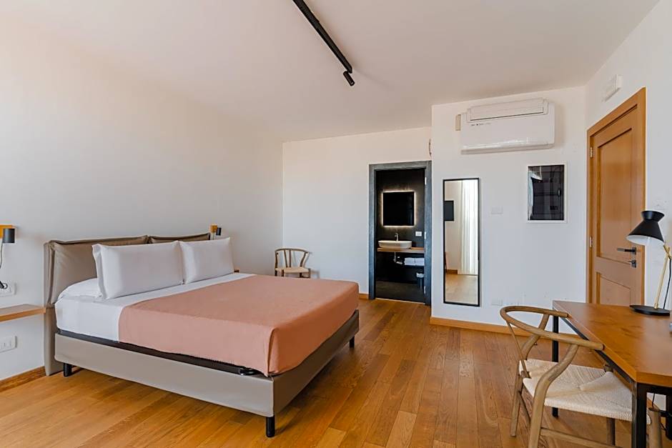 Glass House - Smart Rooms & Parking