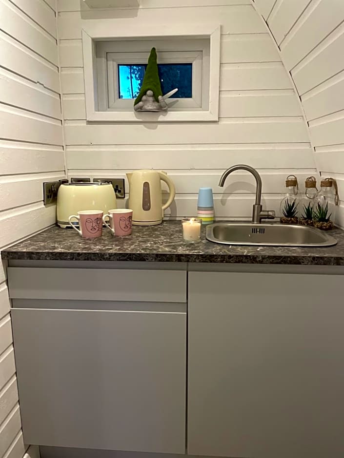 Paddock Pod - Sleeps 4 & Roofed Over Private Hot Tub & NEW SAUNA