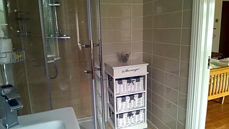Deluxe Double Room with Shower