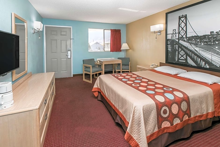 Photo 1 of 1 of 1 Queen Bed, Smoking
