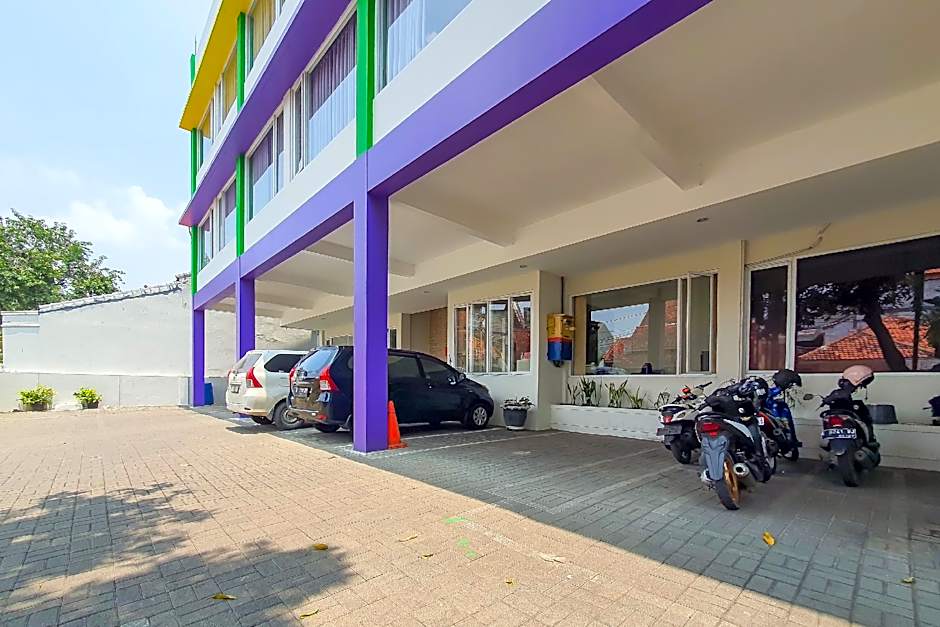 Urbanview Hotel Pondok Mas Cirebon By Reddoorz – Cirebon, OH