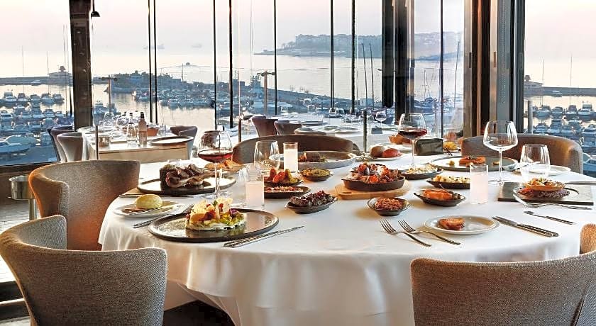 Wyndham Grand Istanbul Kalamis Marina Hotel
