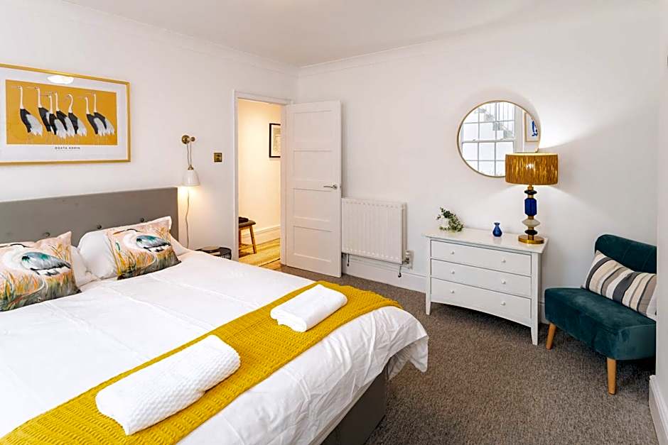 Idyllic Clifton Hideaway - Stunning Garden Flat