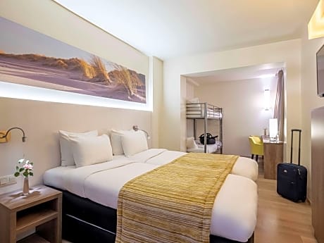 Standard family room with twin beds, 1 bunk bed