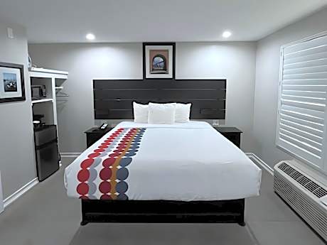 Standard Room with King Bed