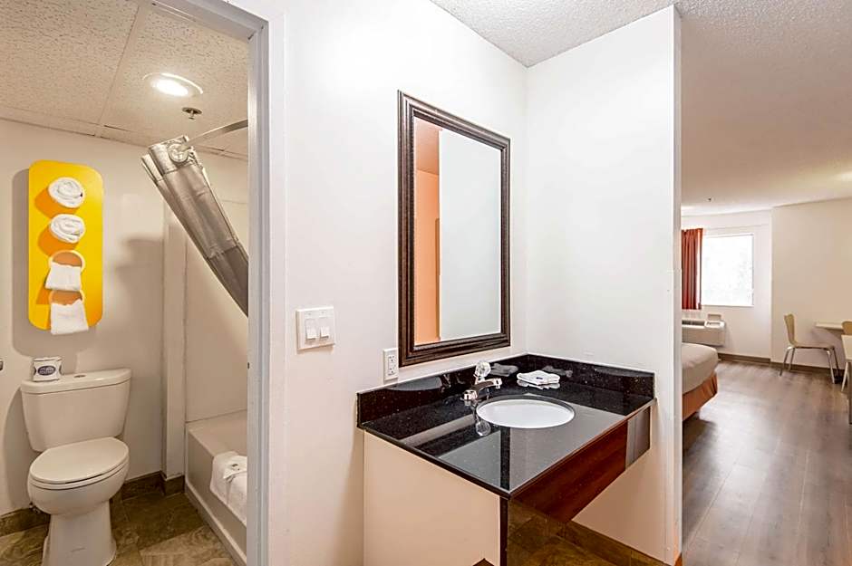 Motel 6-Lawrence, KS