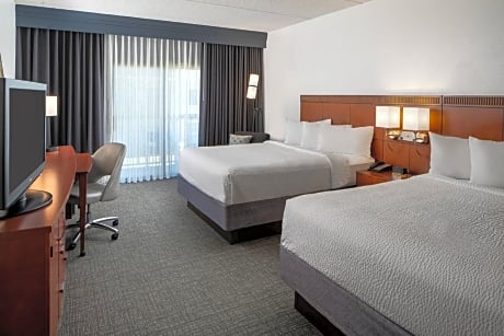 Double Room with Two Double Beds and Adapted Tub - Mobility and Hearing Accessible
