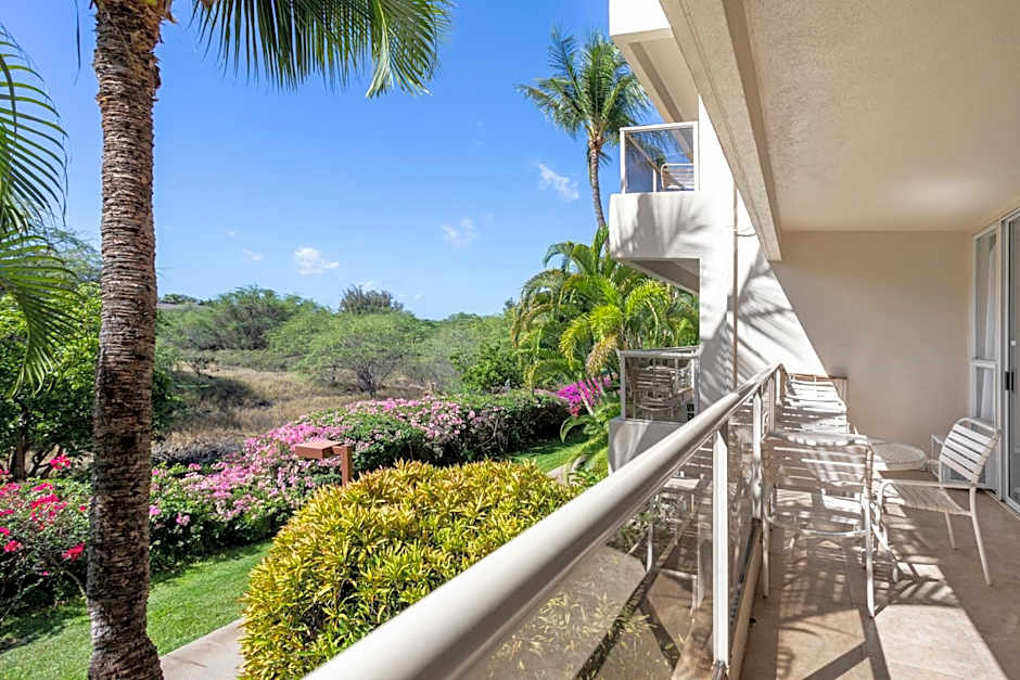 Walk to Beach, Dining & Shops Pool and AC