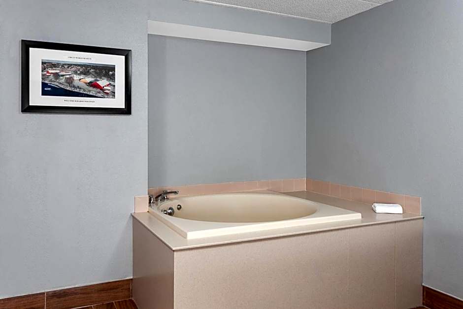 AmericInn & Suites by Wyndham Baraboo Event Center