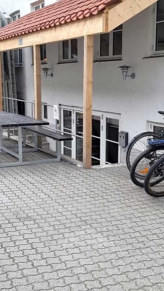 Wooden box with sleeping amenities Vindegade 53E