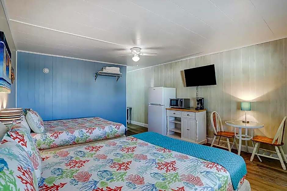 ON ISLAND Ocean View Beachy Studio in Campy 1970s Converted Motel