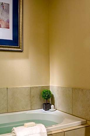 Jacuzzi Suite, 1 Bedroom Suite, King, Lake Champlain View, Limited View, Top Floor, Balcony