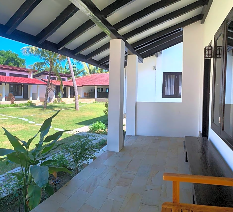 Balong Balong Surf Bungalows & Restaurant