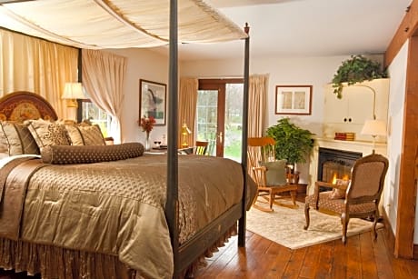 Queen Room with Jacuzzi Tub and TV and Gas Fireplace