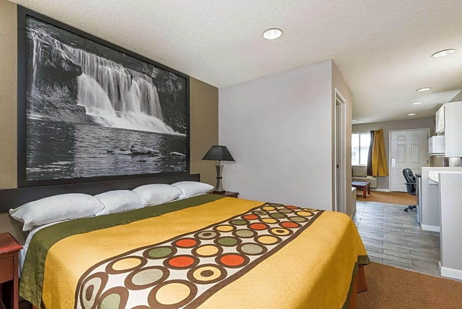 Super 8 by Wyndham Indianapolis/NE/Castleton Area
