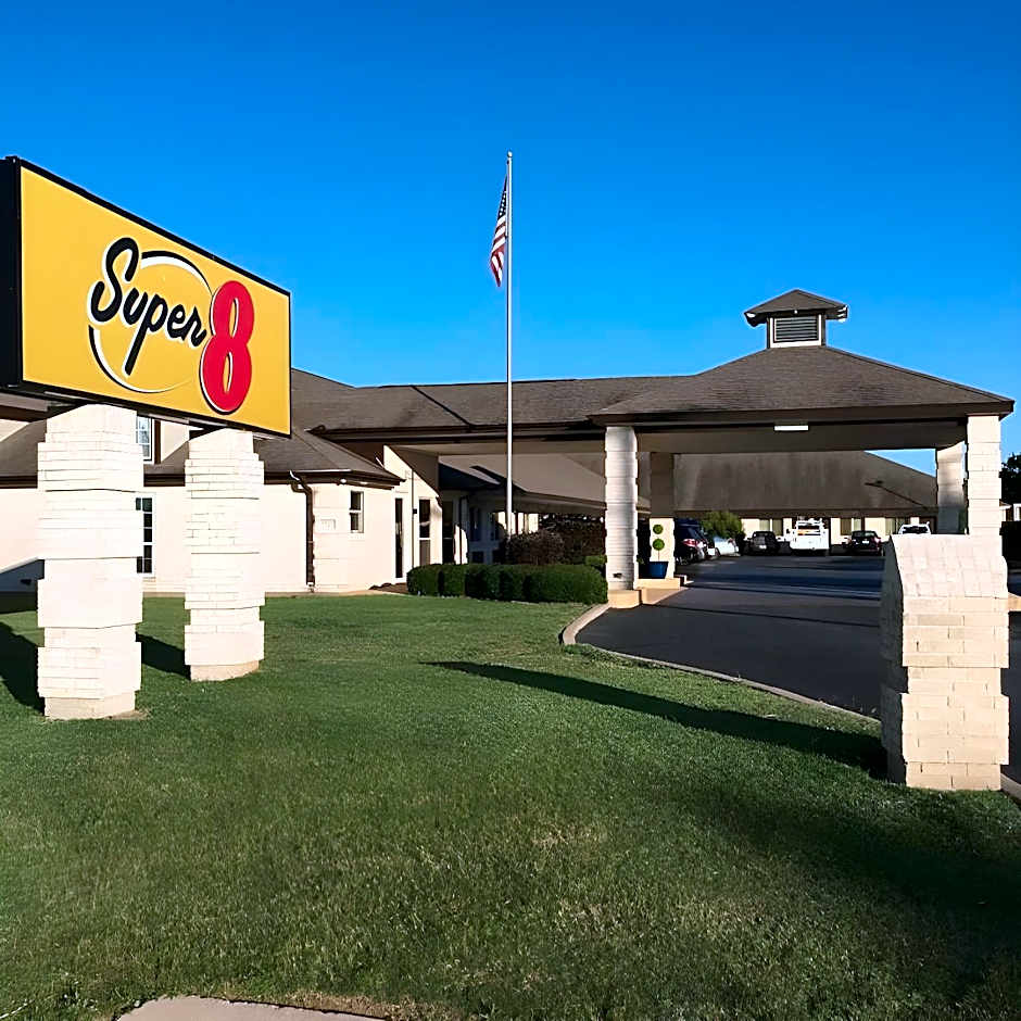 Super 8 by Wyndham Cleburne