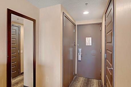 Queen Room Mobility with Accessible Tub - Non-Smoking