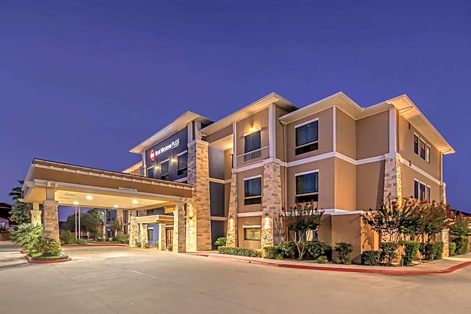 Best Western Plus Lytle Inn And Suites