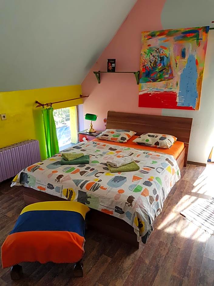 Hotel sebarozvoja s možnosťou získania poznania a inšpirujúcich prostriedkov na uplatňovanie vedomia, premenu seba a prostredia interiéru