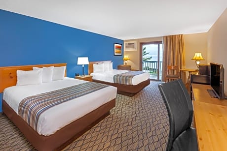 Queen Room with Two Queen Beds with Lake View - Pet Friendly
