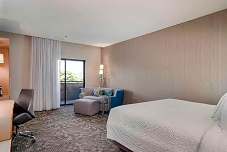 Room, 1 King Bed (Mobility Accessible, Tub)