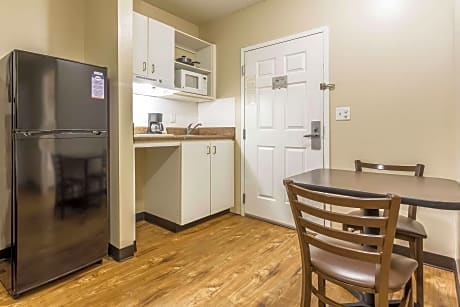 2 Double Beds, Efficiency, Nonsmoking