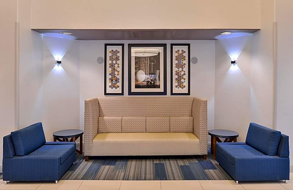 Holiday Inn Express Woodland By IHG
