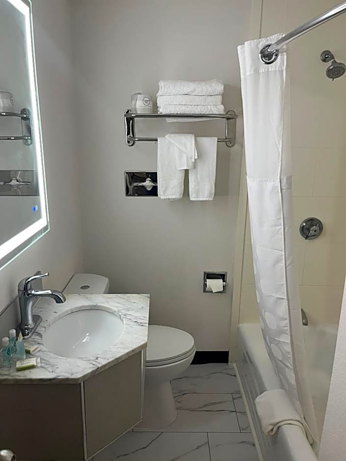 Howard Johnson by Wyndham Malden Boston Area