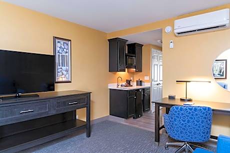 One-Bedroom Queen Suite with Two Queen Beds - Non-Smoking