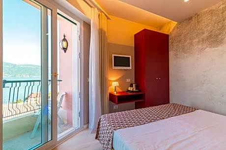 Comfort Double Room with Balcony and Lake View