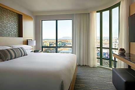 M Club Level,Junior Suite, M Club lounge access, Junior Suite, 1 King, Sofa bed