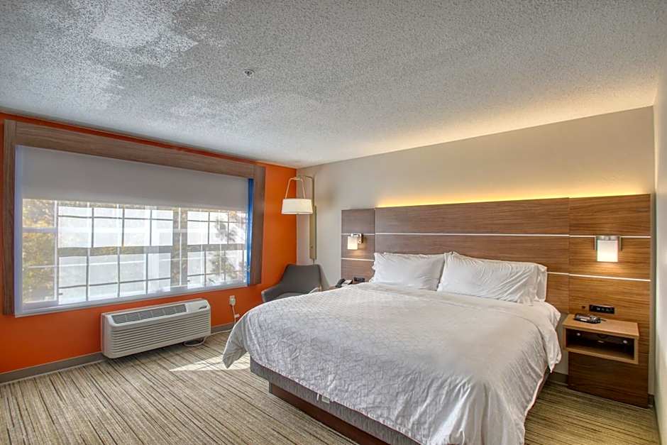 Holiday Inn Express Hotel & Suites Oshkosh - State Route 41 By IHG